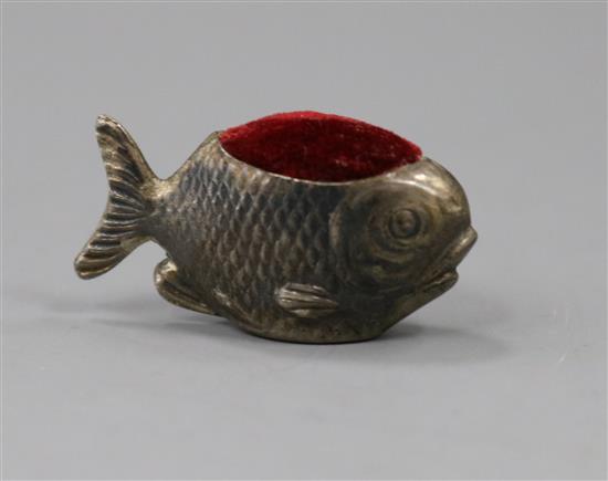 An Edwardian silver pin cushion in the form of a fish, L 3.5cm